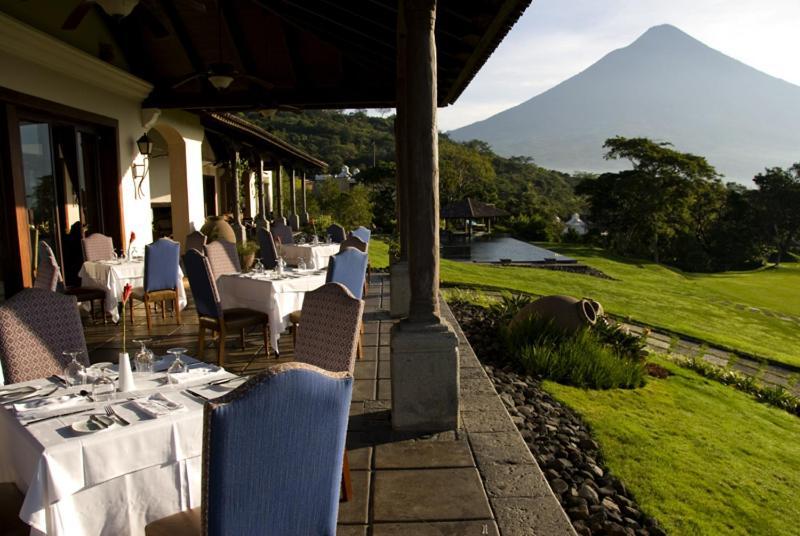 Hotel La Reunion Golf Resort And Residences Antigua Bagian luar foto