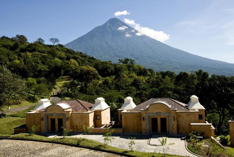 Hotel La Reunion Golf Resort And Residences Antigua Bagian luar foto