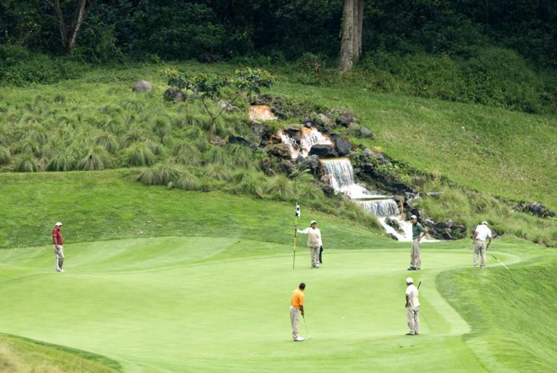 Hotel La Reunion Golf Resort And Residences Antigua Bagian luar foto