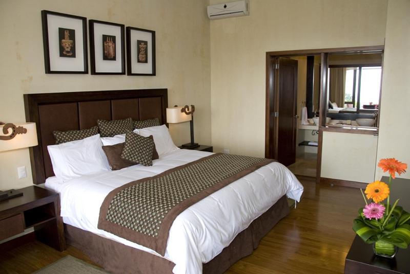 Hotel La Reunion Golf Resort And Residences Antigua Bagian luar foto