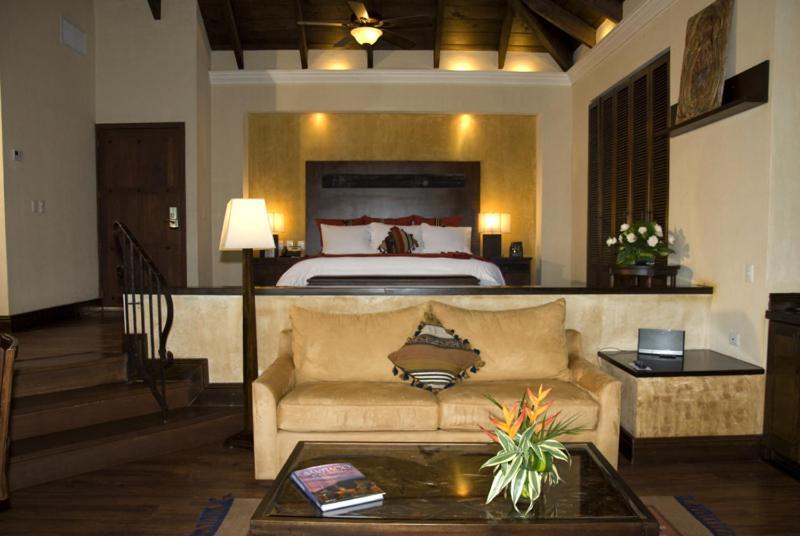 Hotel La Reunion Golf Resort And Residences Antigua Bagian luar foto
