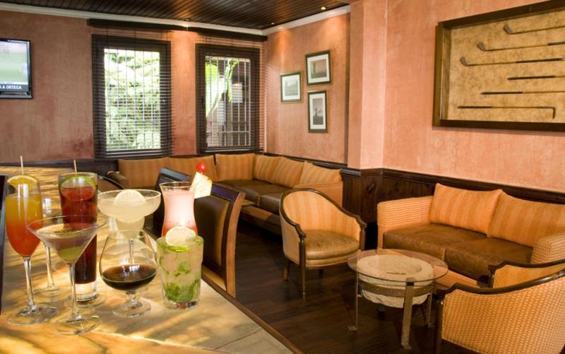 Hotel La Reunion Golf Resort And Residences Antigua Bagian luar foto