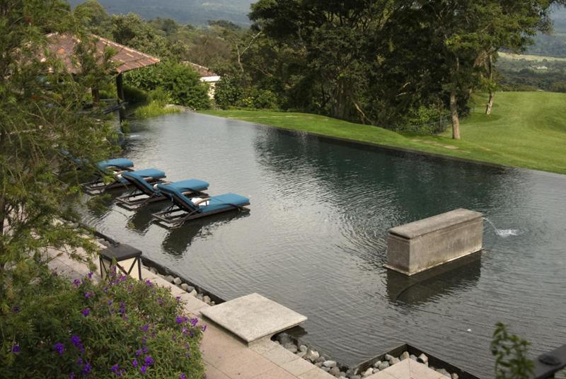 Hotel La Reunion Golf Resort And Residences Antigua Bagian luar foto