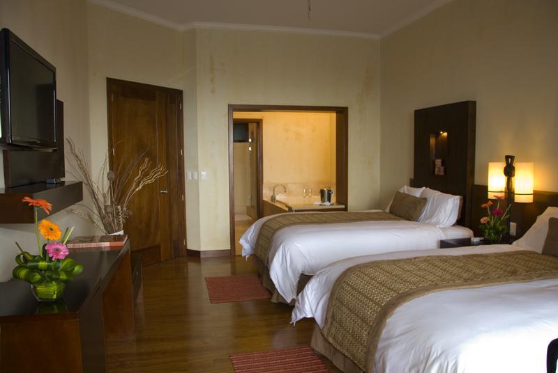 Hotel La Reunion Golf Resort And Residences Antigua Bagian luar foto