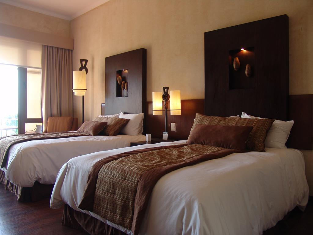 Hotel La Reunion Golf Resort And Residences Antigua Bagian luar foto