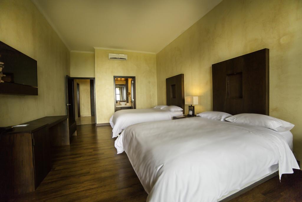 Hotel La Reunion Golf Resort And Residences Antigua Bagian luar foto