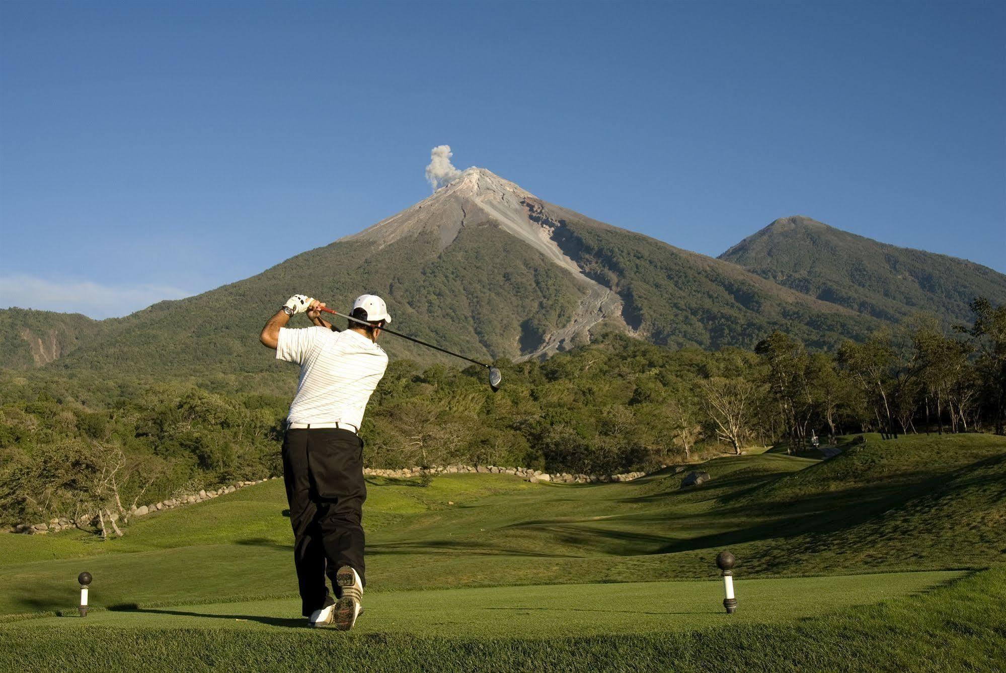 Hotel La Reunion Golf Resort And Residences Antigua Bagian luar foto