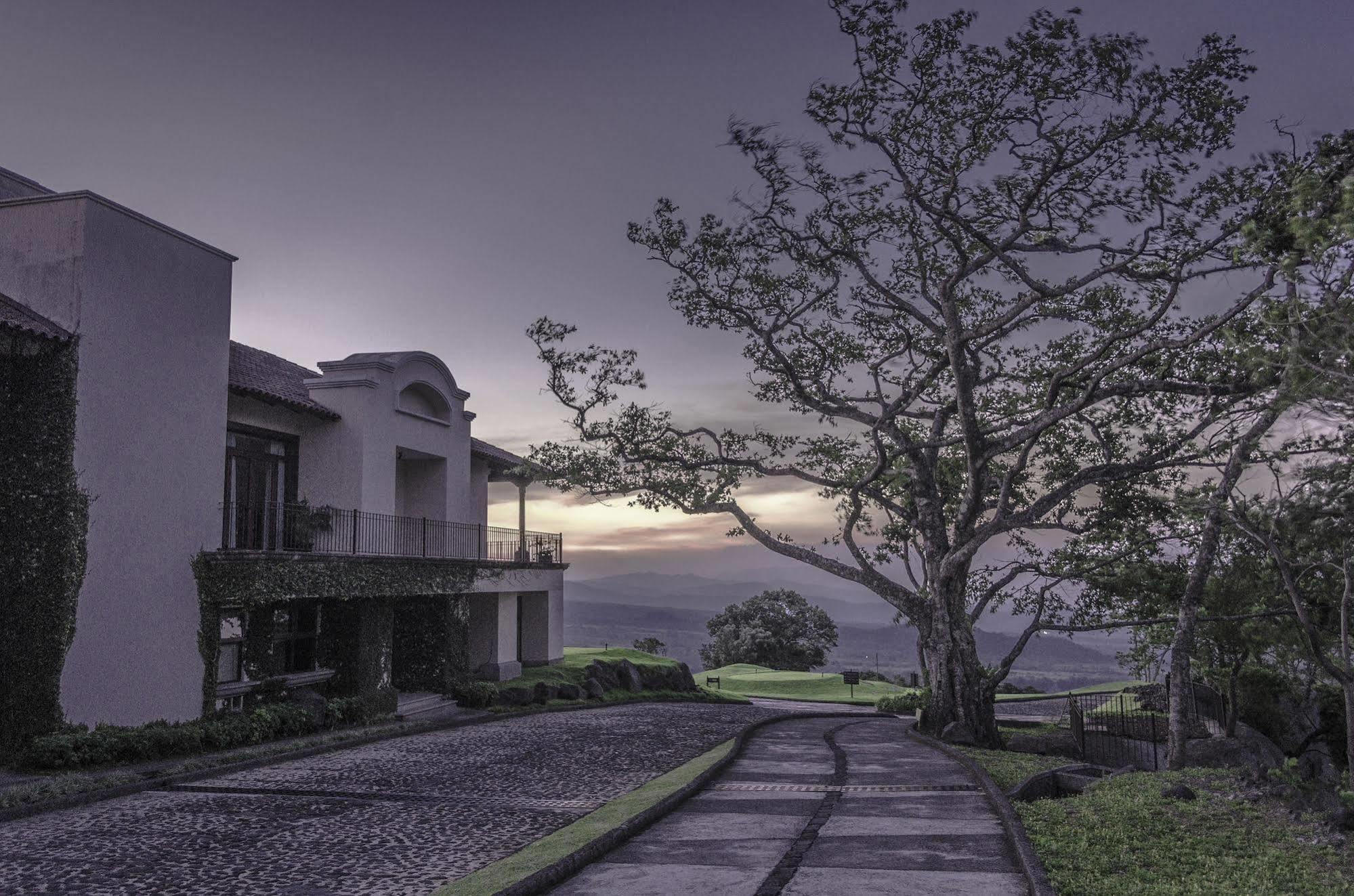 Hotel La Reunion Golf Resort And Residences Antigua Bagian luar foto