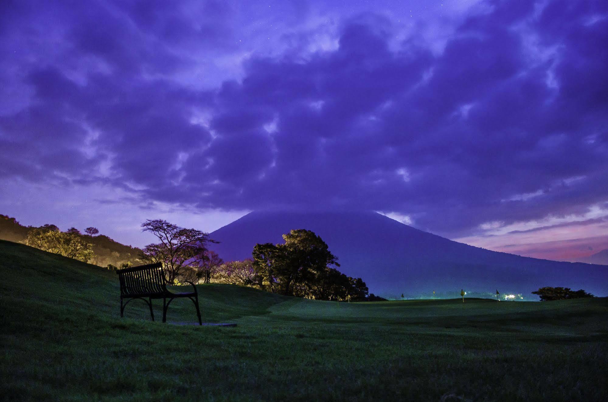 Hotel La Reunion Golf Resort And Residences Antigua Bagian luar foto