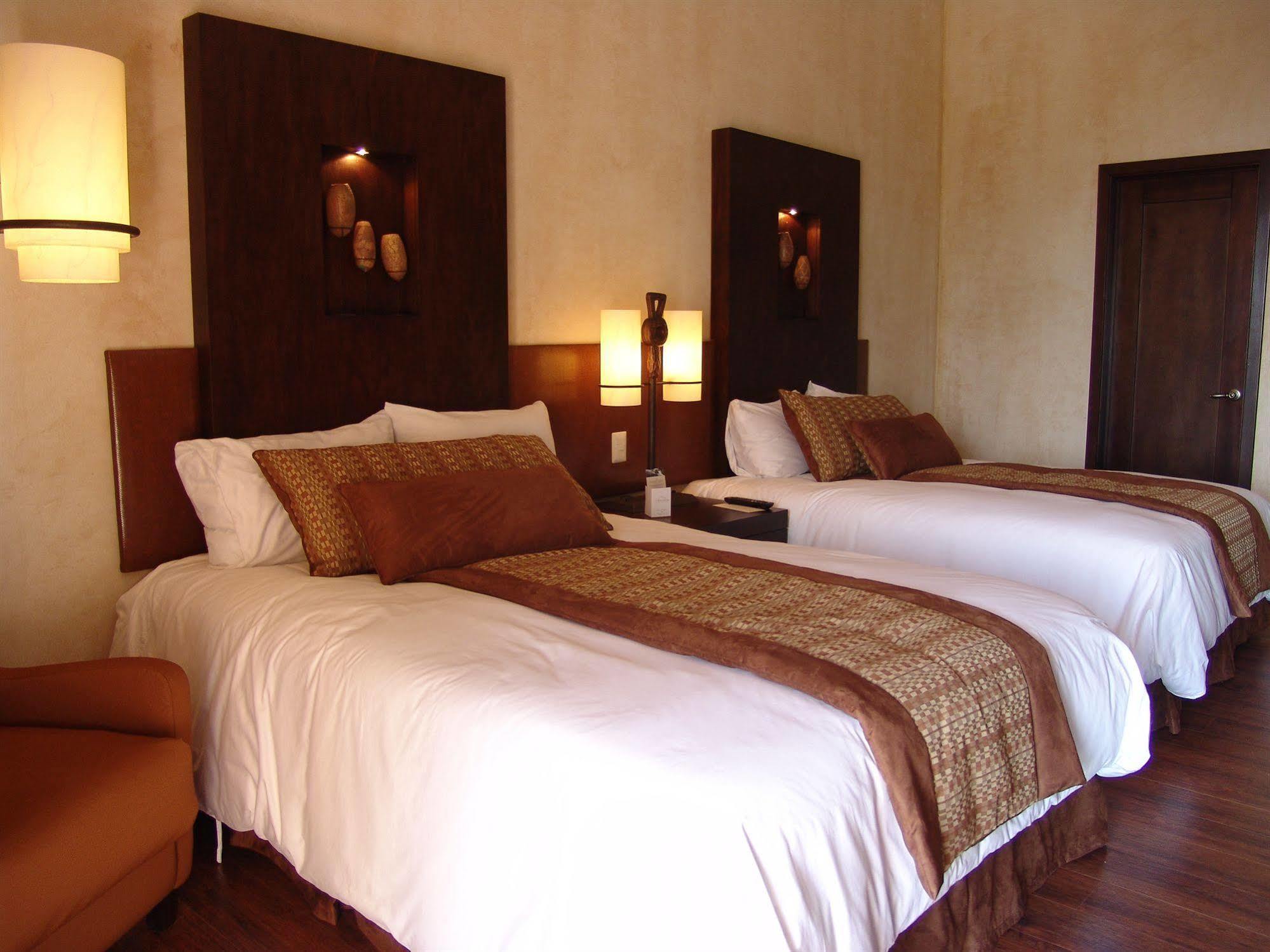 Hotel La Reunion Golf Resort And Residences Antigua Bagian luar foto