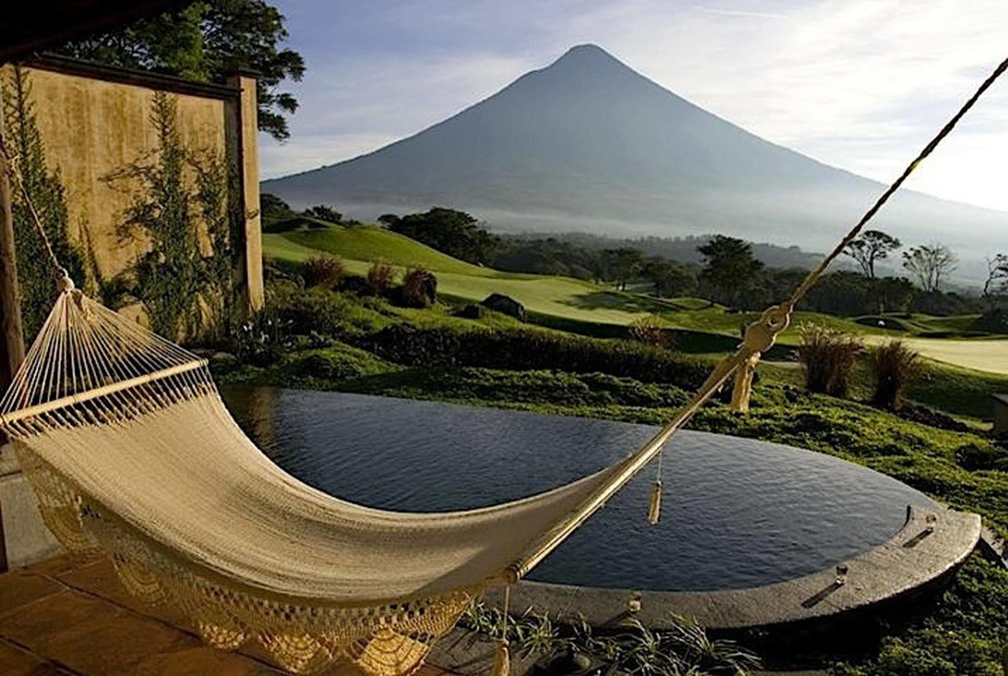 Hotel La Reunion Golf Resort And Residences Antigua Bagian luar foto