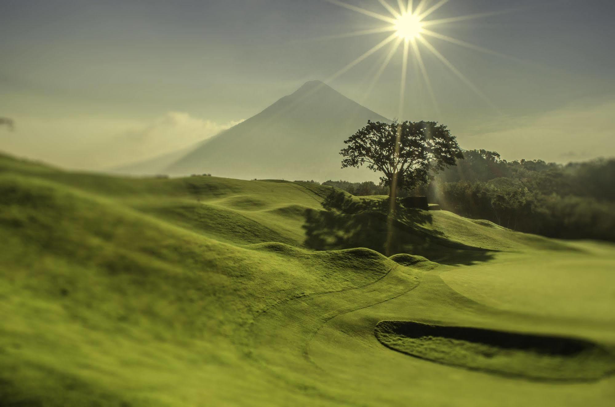 Hotel La Reunion Golf Resort And Residences Antigua Bagian luar foto