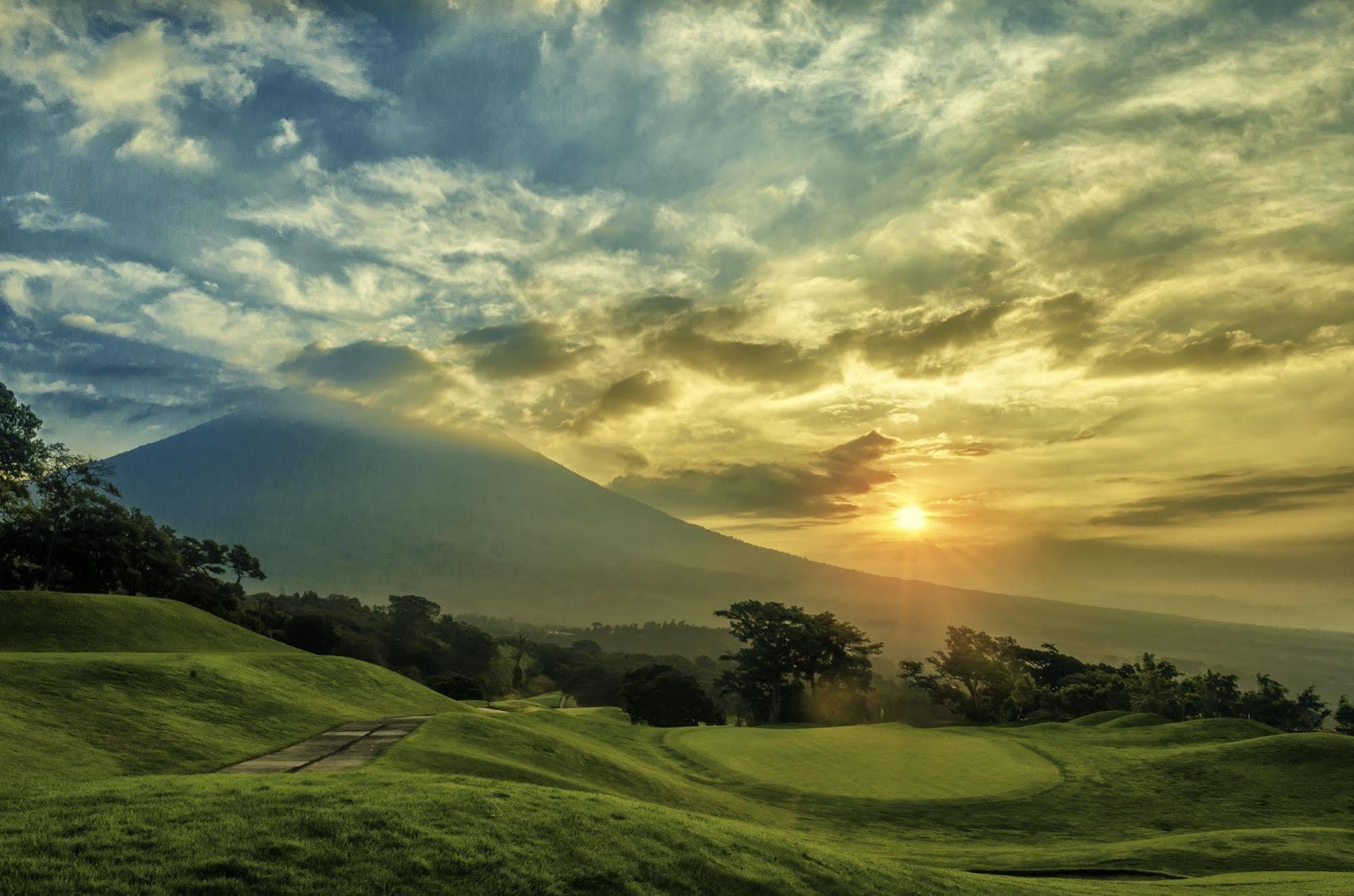 Hotel La Reunion Golf Resort And Residences Antigua Bagian luar foto