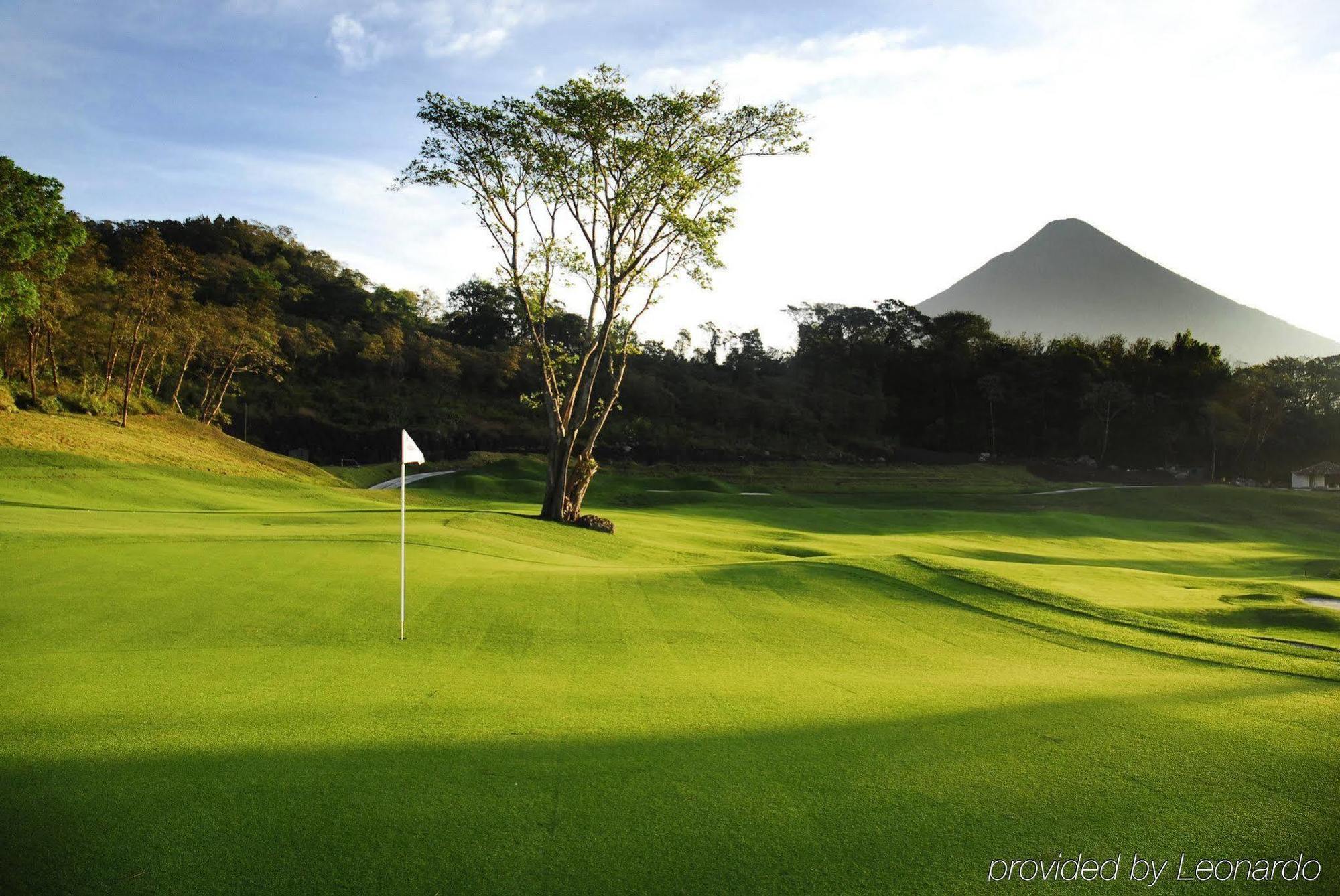 Hotel La Reunion Golf Resort And Residences Antigua Bagian luar foto