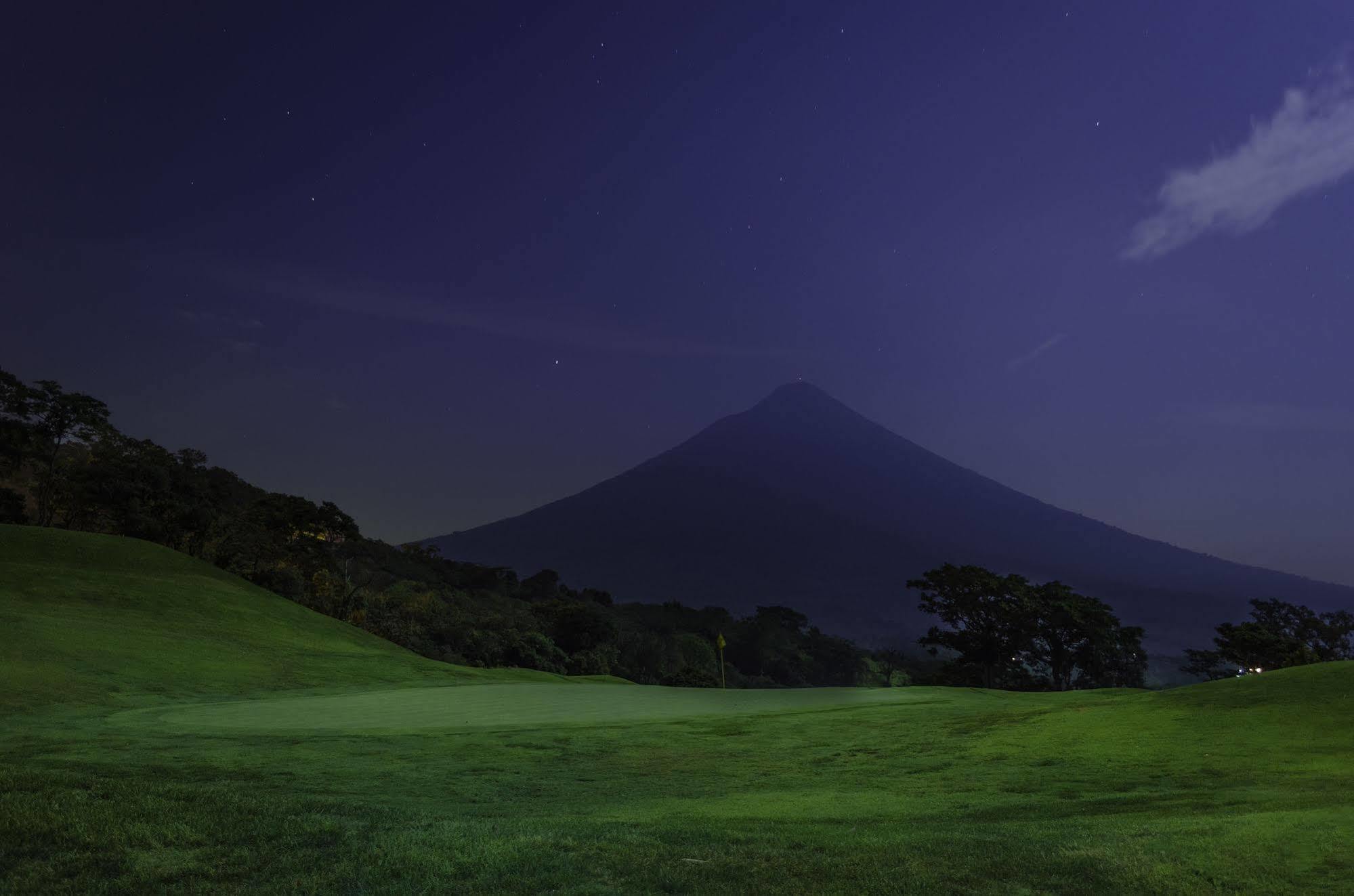Hotel La Reunion Golf Resort And Residences Antigua Bagian luar foto